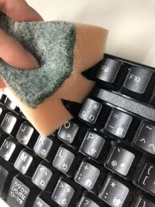 PCのキーボードの掃除にもマンゴーカットのスポンジがお役立ち